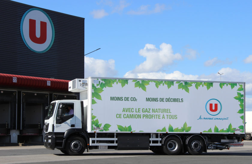 camion u gaz naturel pour véhicule devant entrepôt u