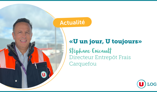 Portrait de Stéphane Coicault, Directeur de l'Entrepôt Frais de U Logistique à Carquefou, avec le slogan 'U un jour, U toujours'. Cette image présente Stéphane Coicault, un employé de U Logistique, portant un uniforme de travail orange et noir avec le logo 'U' visible. La photo est accompagnée du slogan de l'entreprise, 'U un jour, U toujours', et de son titre de poste, 'Directeur Entrepôt Frais'. Le logo 'U LOG' est également présent, indiquant son rôle dans la logistique de l'entreprise. Cette image est idéale pour illustrer des articles sur les employés de la grande distribution, la logistique chez Coopérative U, ou la culture d'entreprise de Super U en France.