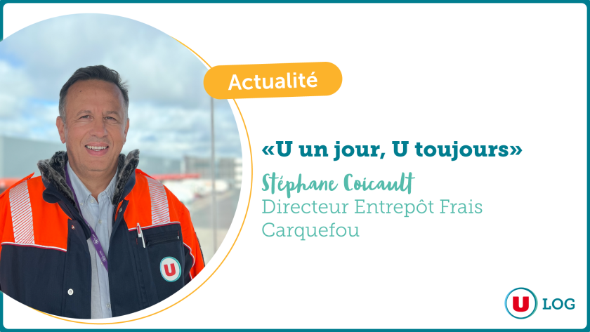 Portrait de Stéphane Coicault, Directeur de l'Entrepôt Frais de U Logistique à Carquefou, avec le slogan 'U un jour, U toujours'. Cette image présente Stéphane Coicault, un employé de U Logistique, portant un uniforme de travail orange et noir avec le logo 'U' visible. La photo est accompagnée du slogan de l'entreprise, 'U un jour, U toujours', et de son titre de poste, 'Directeur Entrepôt Frais'. Le logo 'U LOG' est également présent, indiquant son rôle dans la logistique de l'entreprise. Cette image est idéale pour illustrer des articles sur les employés de la grande distribution, la logistique chez Coopérative U, ou la culture d'entreprise de Super U en France.